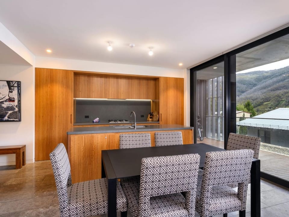 Kitchen or kitchenette, Seating area, Dining area, Mountain view