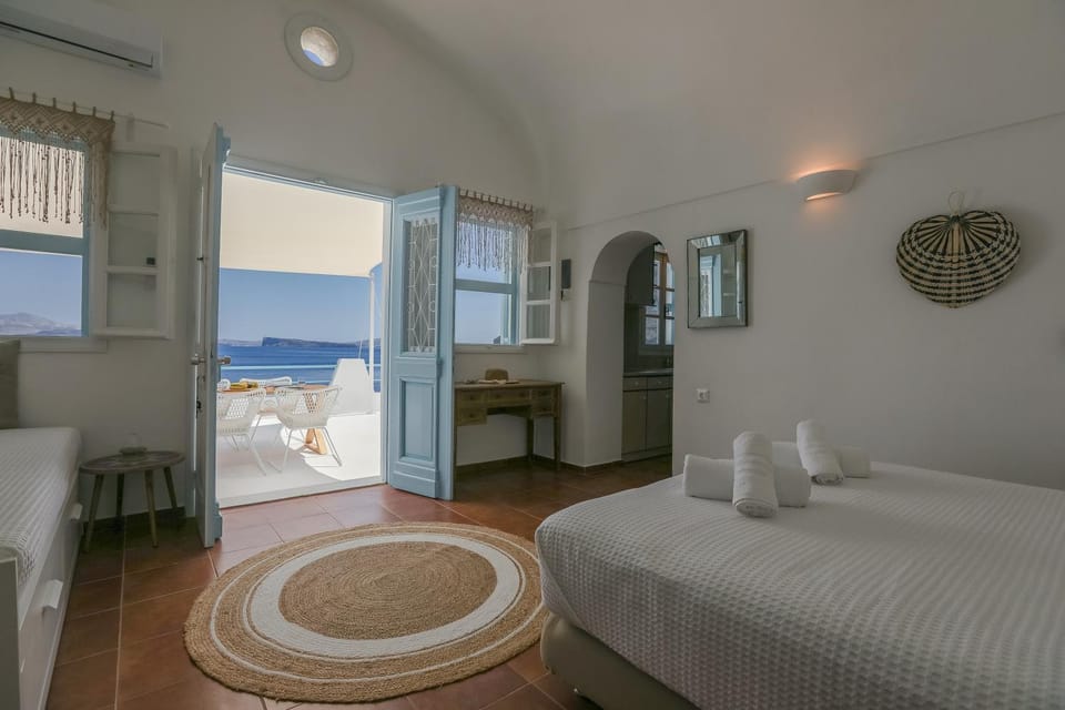 Photo of the whole room, Sea view