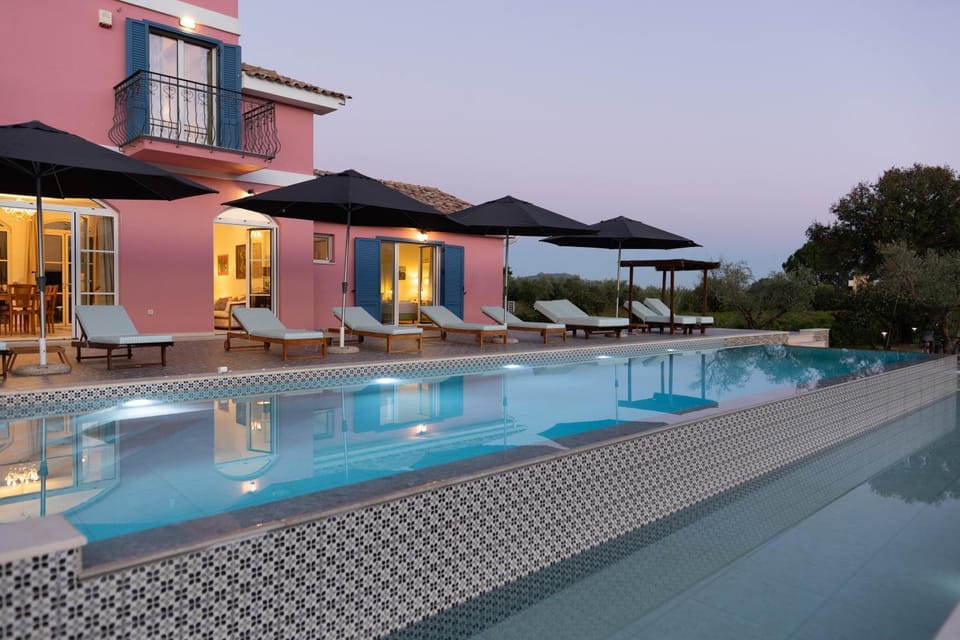 Property building, Hot Tub, Swimming pool, Swimming pool, sunbed
