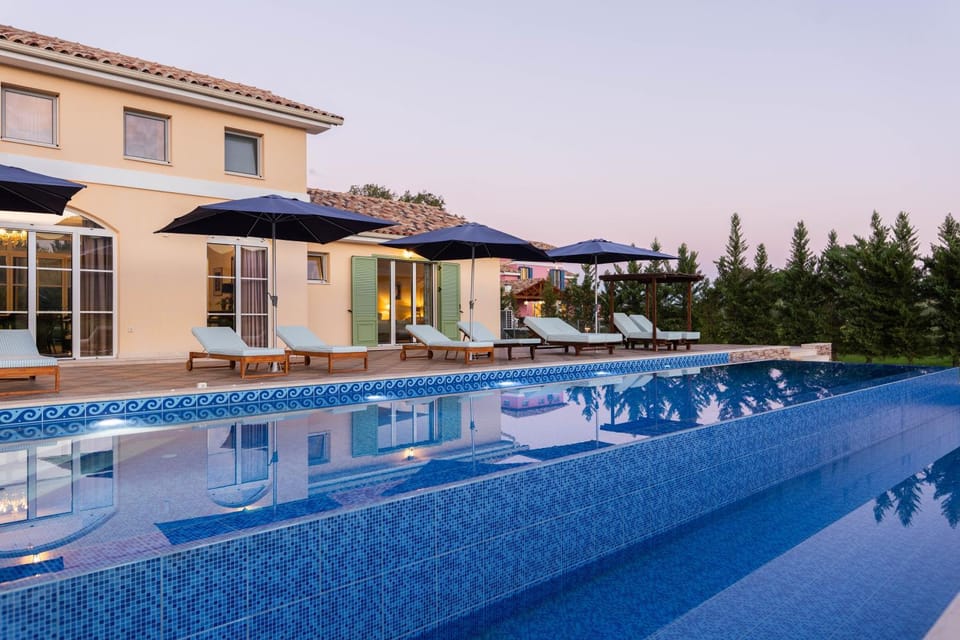 Property building, Hot Tub, Balcony/Terrace, Swimming pool, Swimming pool, sunbed