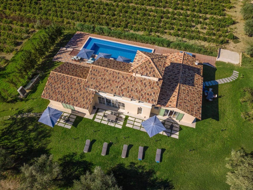 Property building, Natural landscape, Bird's eye view, Garden, Garden, Swimming pool