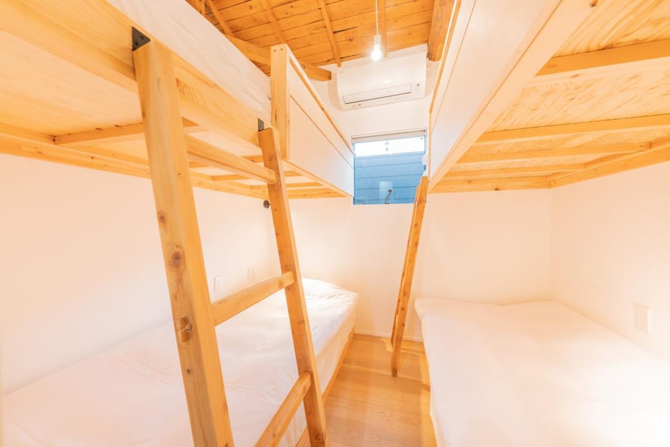 Bedroom, bunk bed