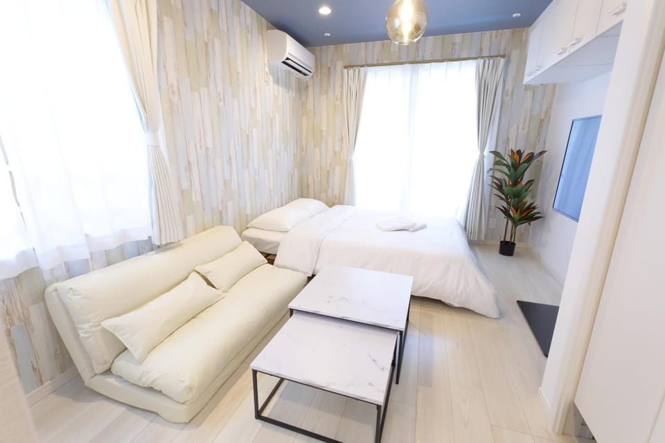 Bed, Living room, Photo of the whole room, Seating area, Bedroom