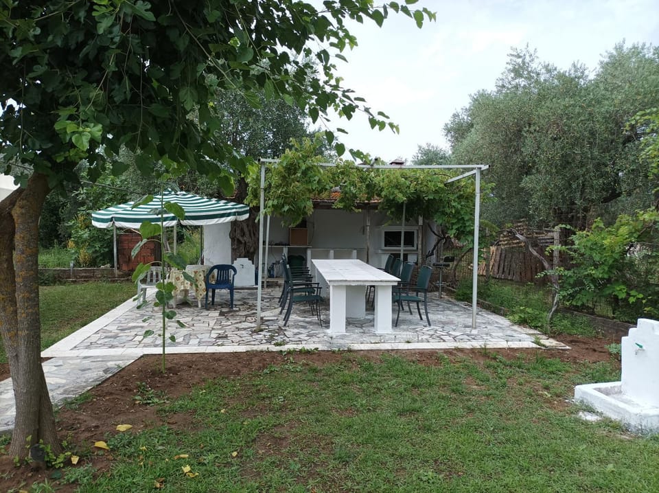 Property building, BBQ facilities, Garden