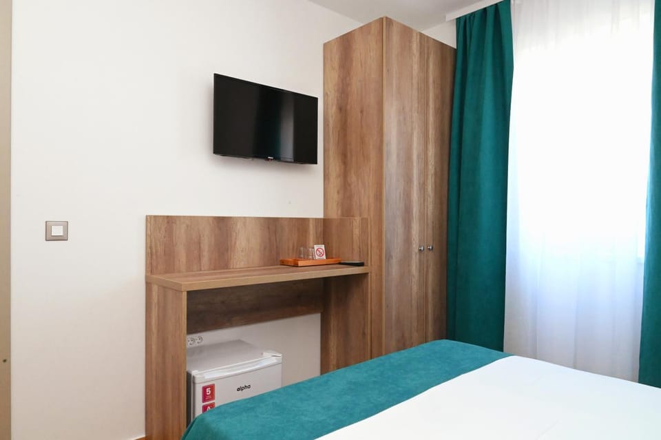 Bed, TV and multimedia, Bedroom, Drinks, oven, wardrobe