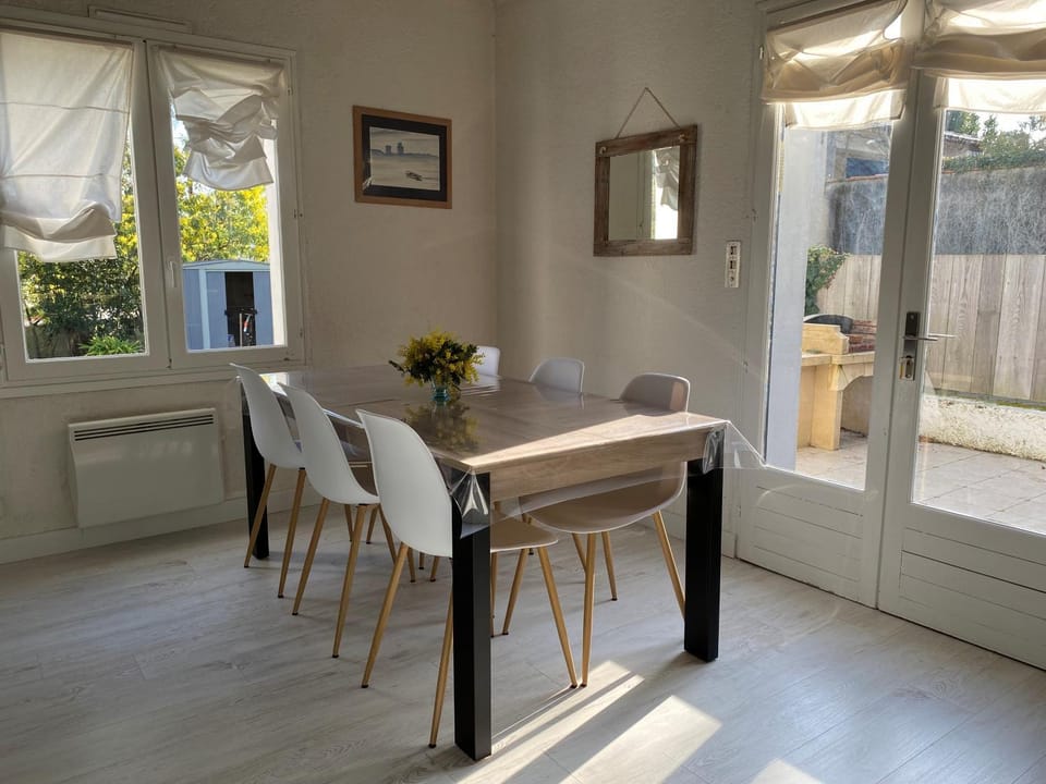 Restaurant/places to eat, Dining area, Lunch