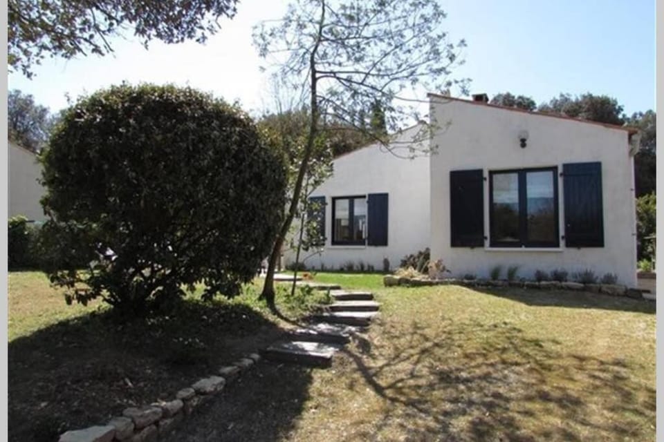 Property building, Facade/entrance, Garden, Garden
