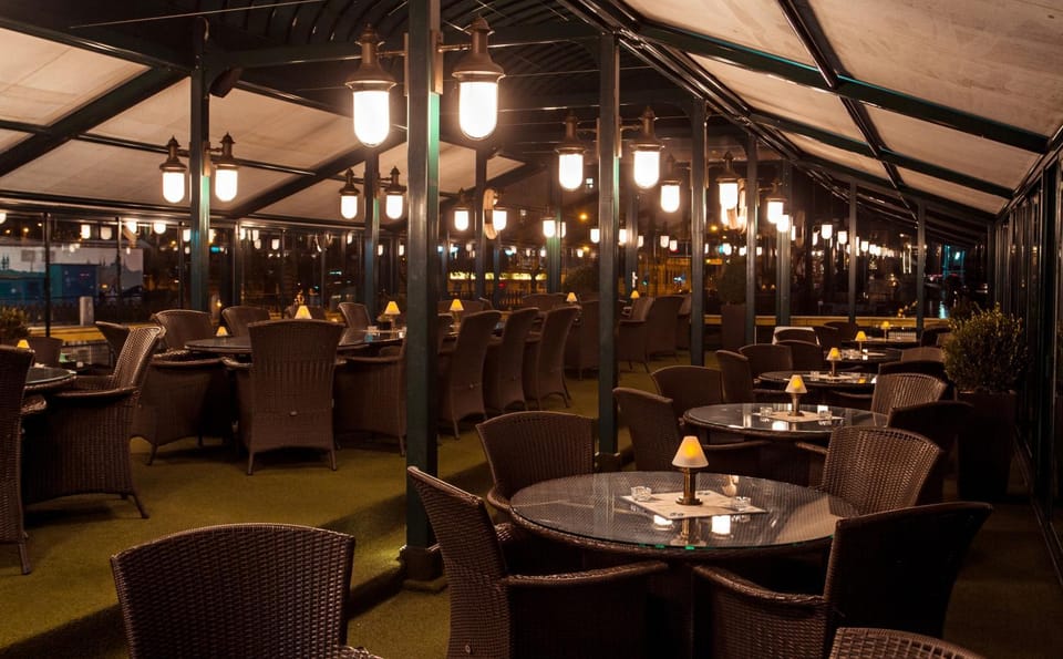 Restaurant/places to eat, Balcony/Terrace