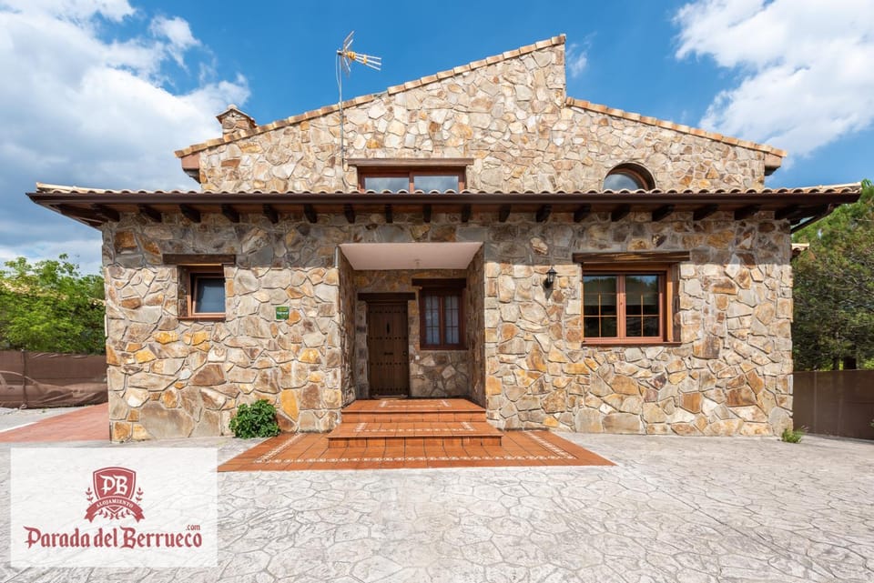 PARADA DEL BERRUECO Chalet in Sierra Norte