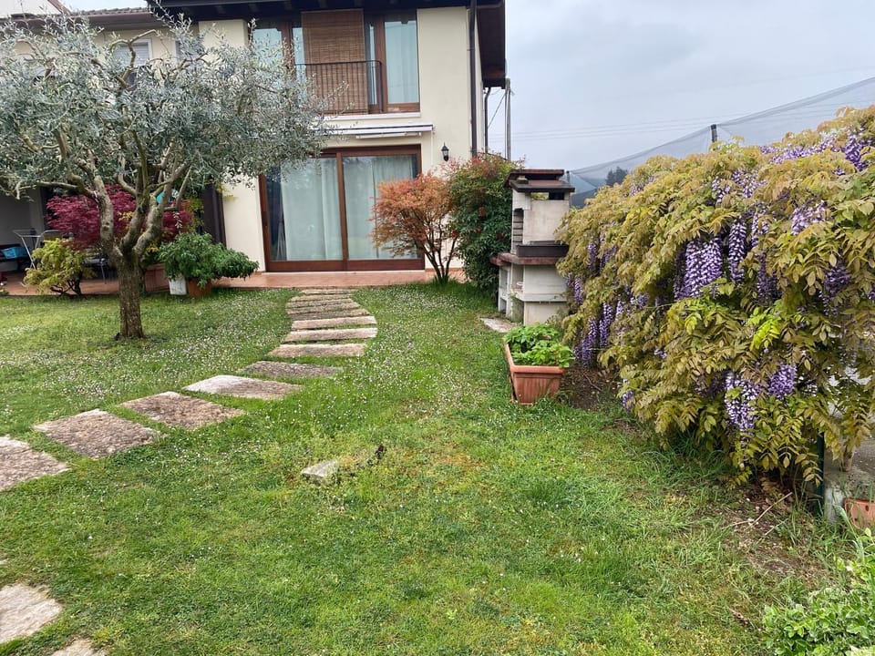 Da Nenna Bilocale indipendente Bed and Breakfast in Lake Garda