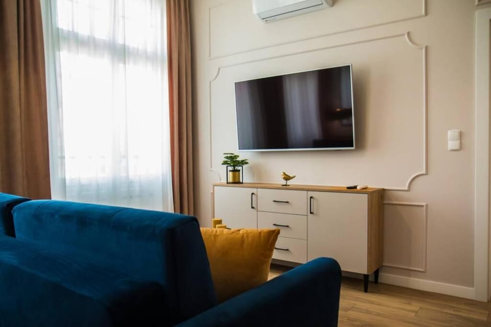 Communal lounge/ TV room, TV and multimedia, Living room, Seating area, air conditioner