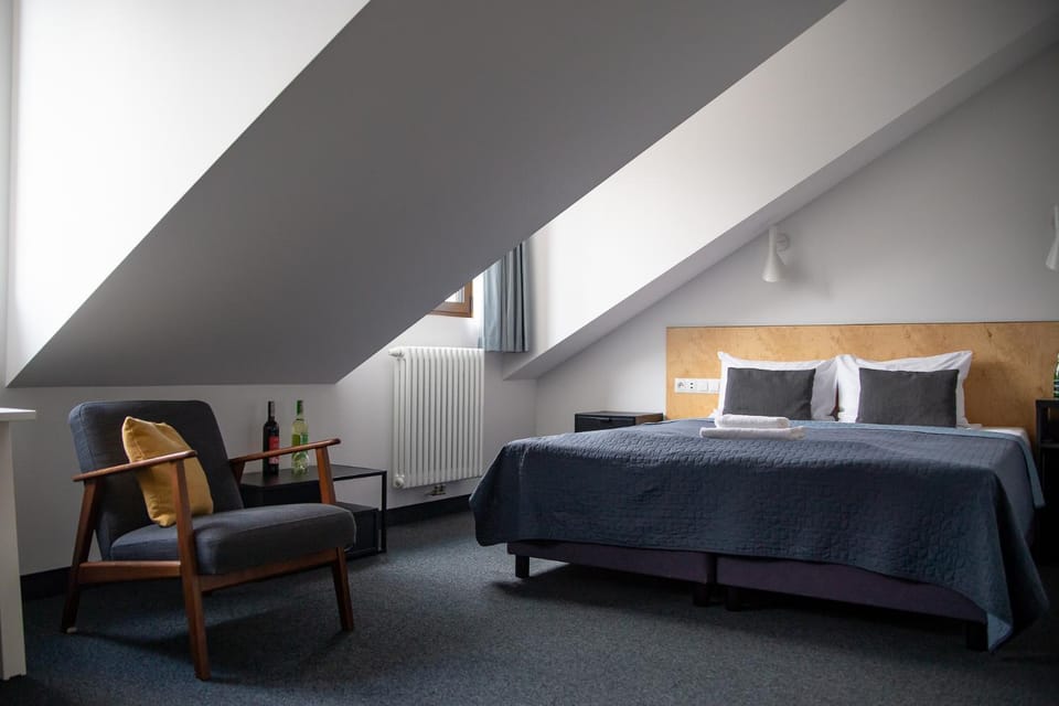 Bed, Photo of the whole room, Seating area