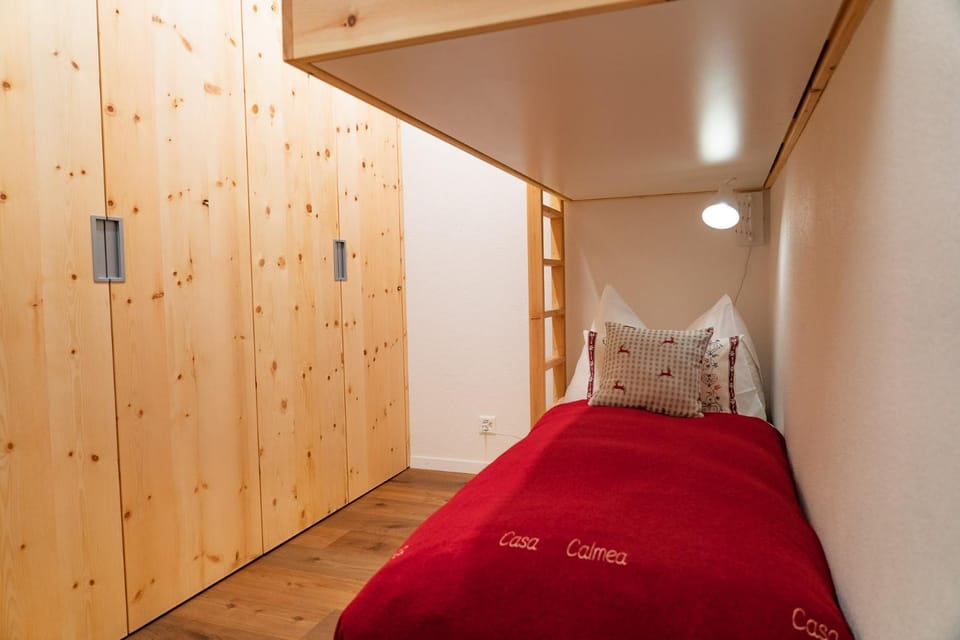 Bedroom, bunk bed