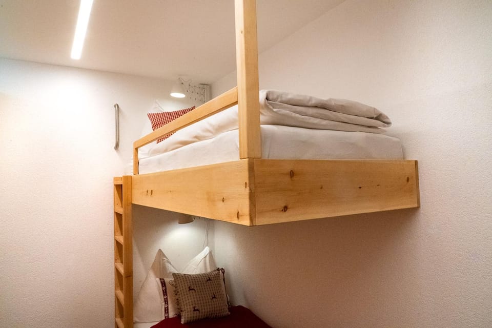 Bedroom, bunk bed