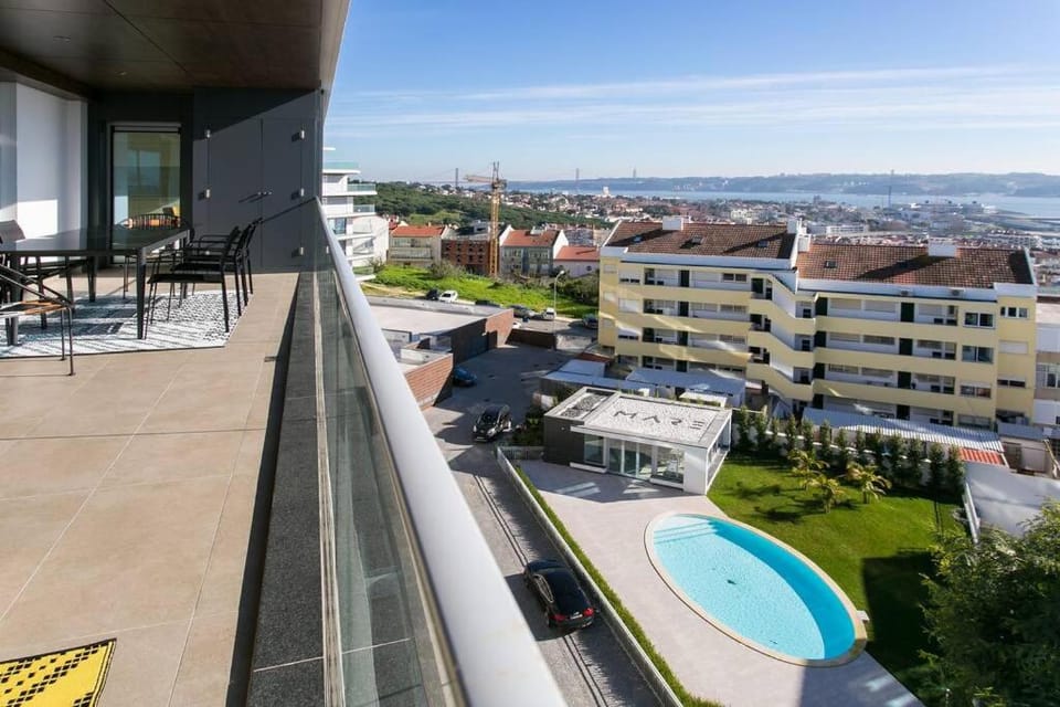 Natural landscape, View (from property/room), Balcony/Terrace, City view, Pool view, Street view, Swimming pool, Parking