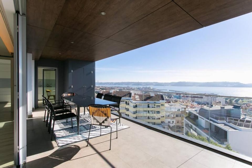 View (from property/room), Balcony/Terrace, Seating area, Dining area, City view, River view