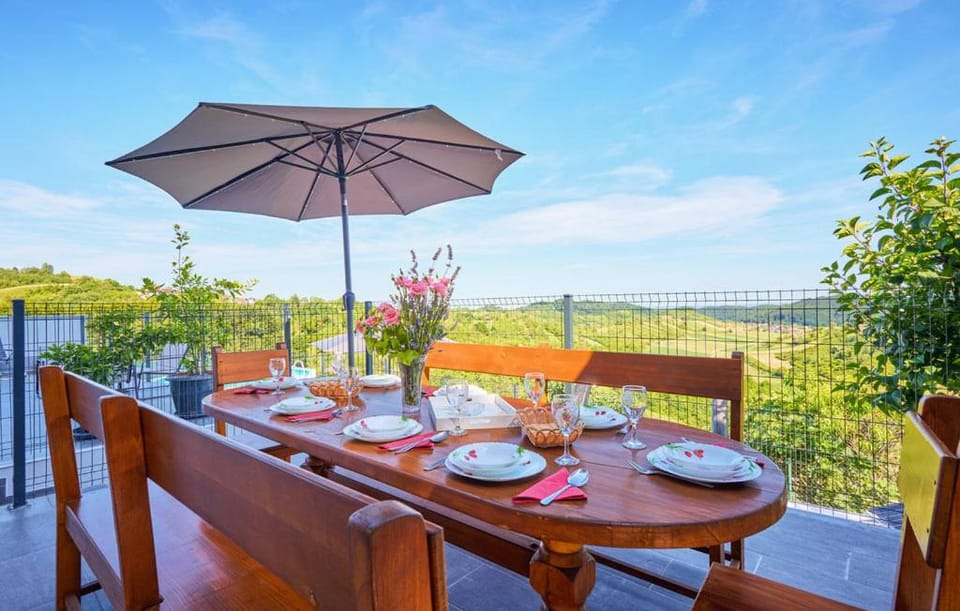 Balcony/Terrace, Food and drinks