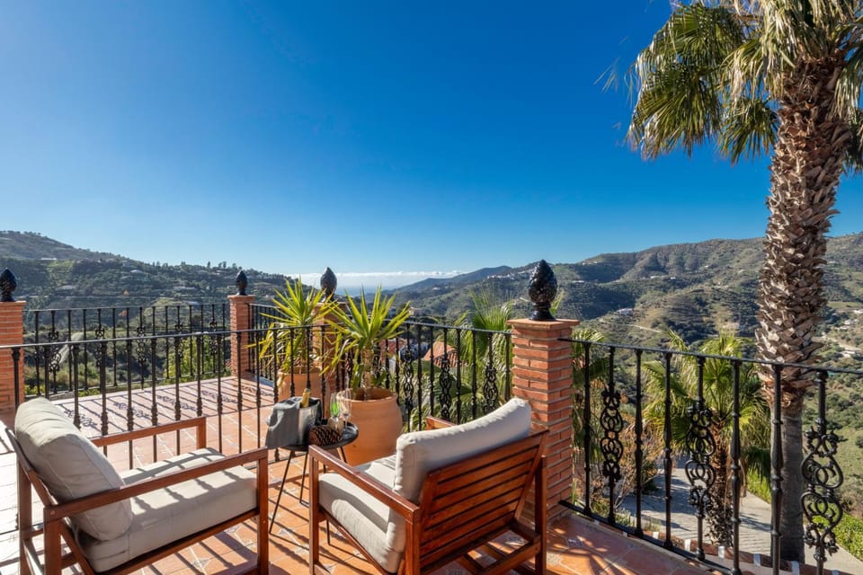 Natural landscape, View (from property/room), Balcony/Terrace, Seating area, Mountain view