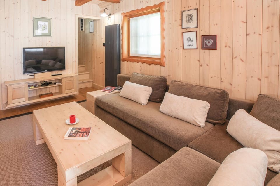 Communal lounge/ TV room, TV and multimedia, Living room, Seating area, Evening entertainment