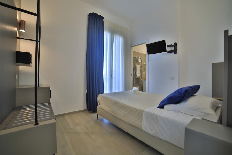 TV and multimedia, Photo of the whole room, Bedroom