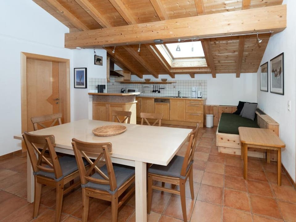 Kitchen or kitchenette, Living room, Seating area, Dining area, Communal kitchen