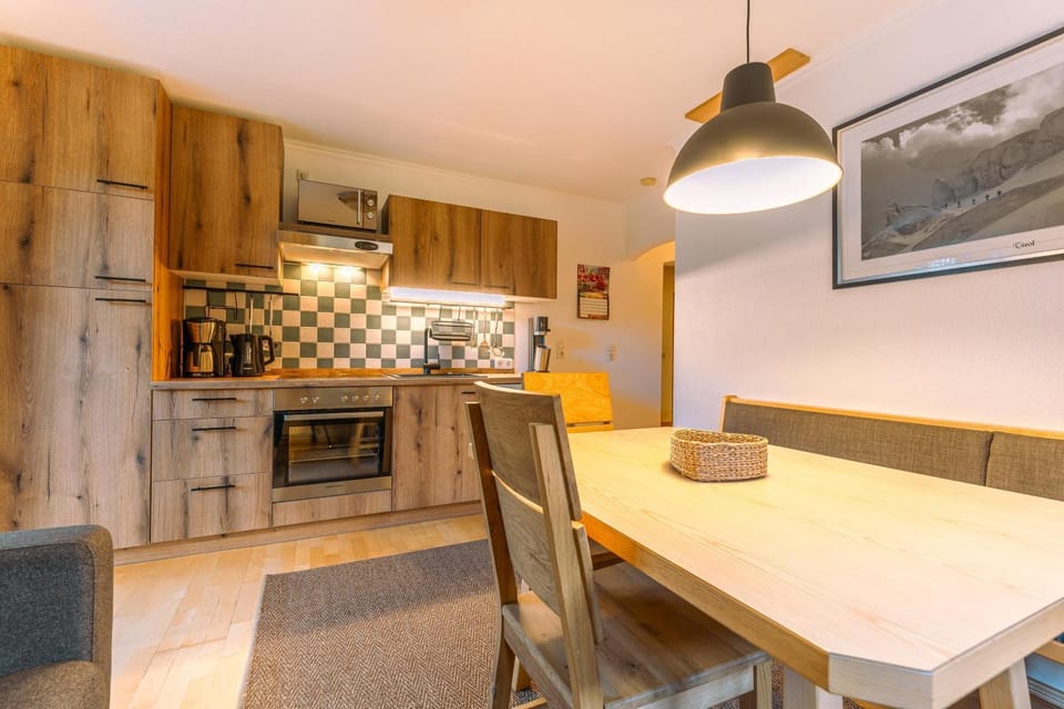 Kitchen or kitchenette, Dining area, minibar, pet friendly, stove