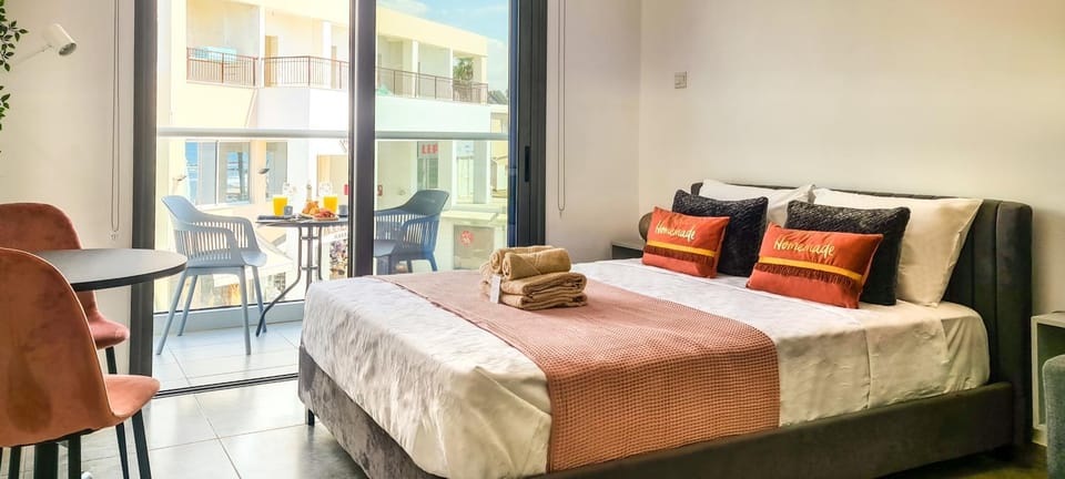 Property building, Bed, Balcony/Terrace