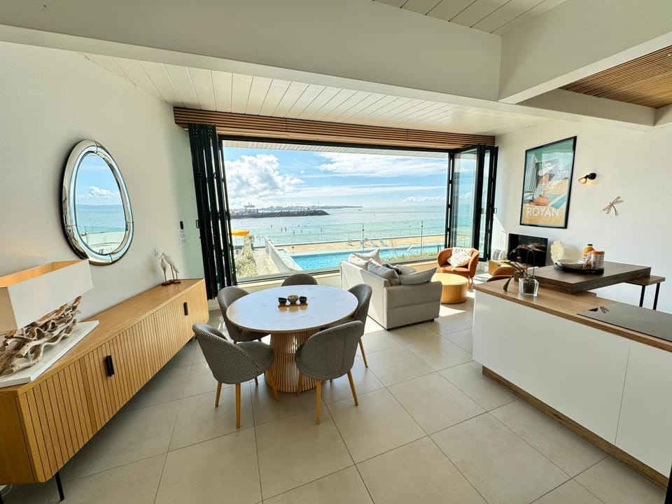 Natural landscape, Coffee/tea facilities, Kitchen or kitchenette, Living room, Seating area, Sea view, pet friendly