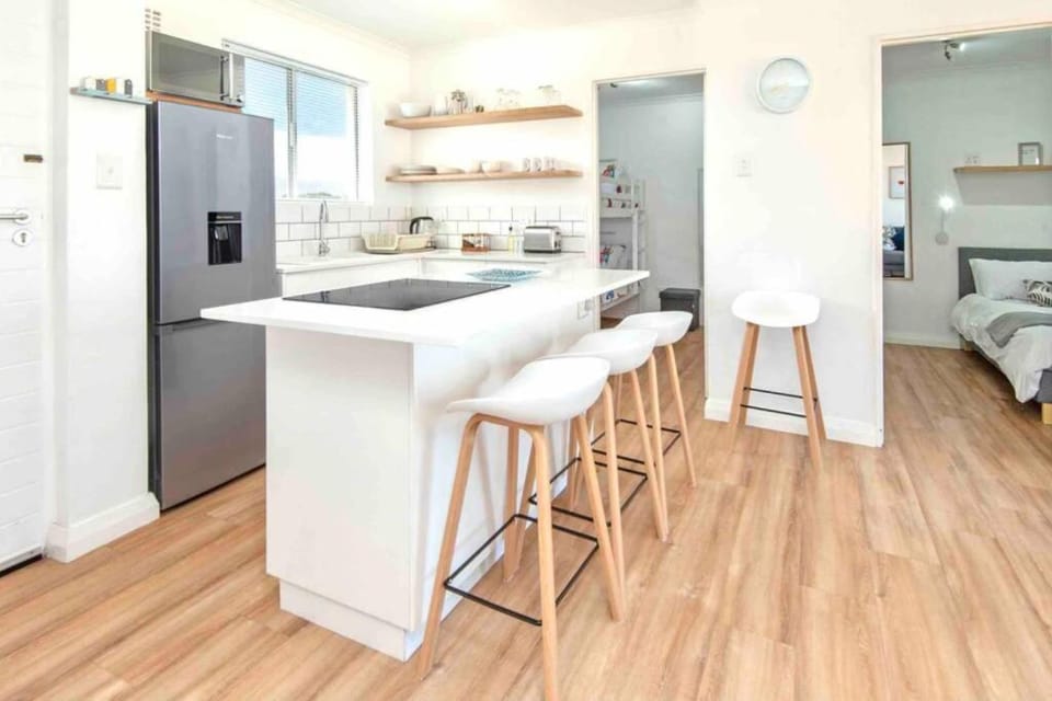 Kitchen or kitchenette, Dining area, Bedroom, minibar, stove