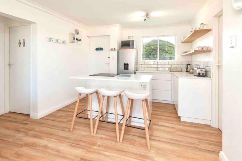 Kitchen or kitchenette, Dining area, minibar, stove
