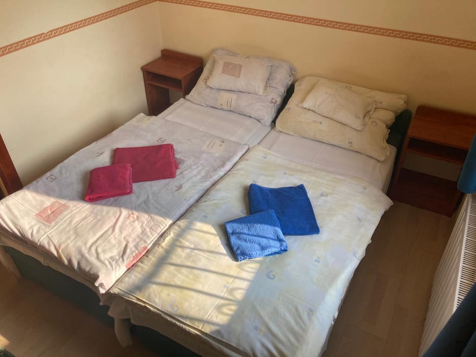 Bed, Bedroom, towels