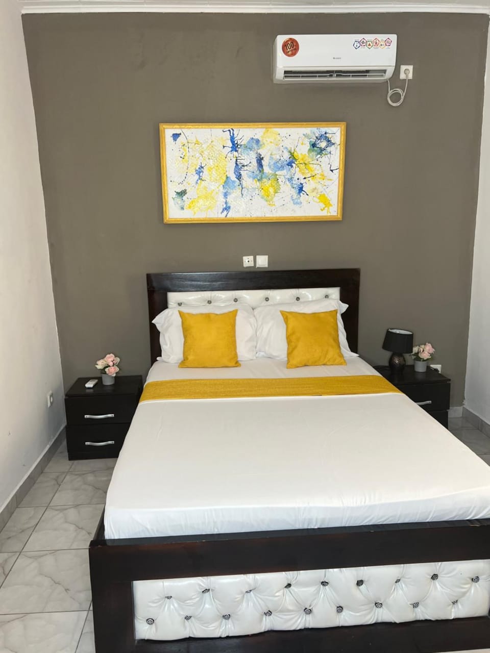 Bed, Photo of the whole room, Bedroom, air conditioner