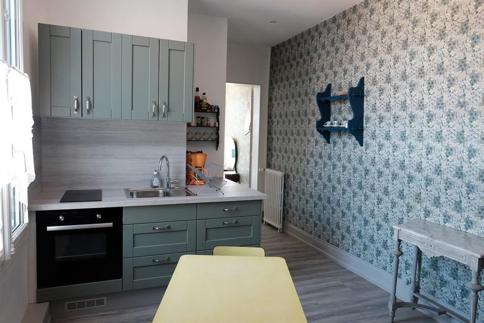 Kitchen or kitchenette, Dining area, stove