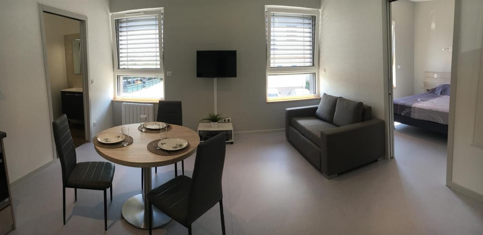 TV and multimedia, Seating area, Dining area