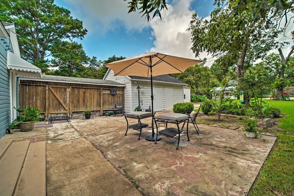 Pet-Friendly Brenham Cottage w/ Yard! House in Brenham