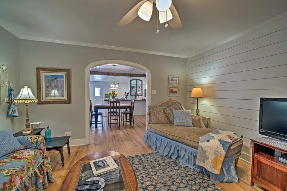 Pet-Friendly Brenham Cottage w/ Yard! House in Brenham