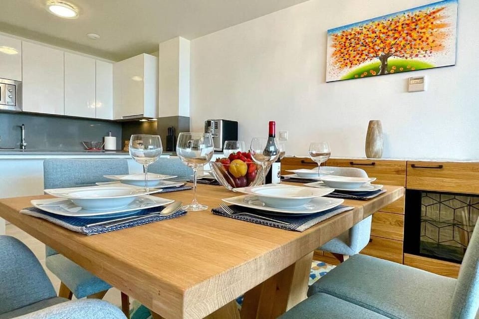Kitchen or kitchenette, Dining area