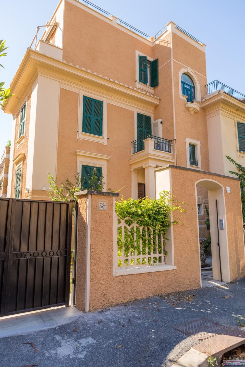 Property building, Facade/entrance