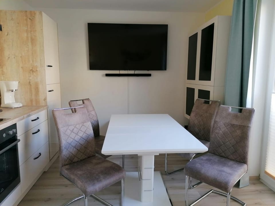 TV and multimedia, Dining area, Food