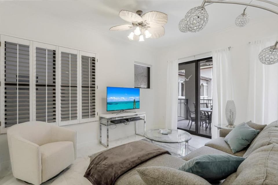 Esplanade condo with courtyard view, gym, pool and spa House in Marco Island