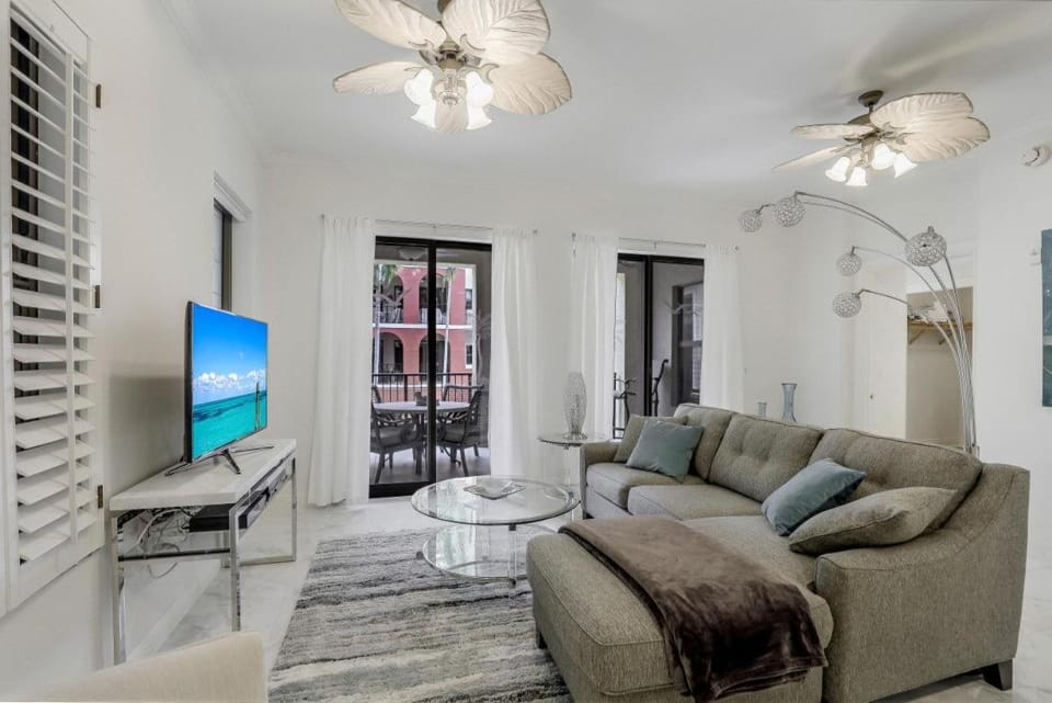 Esplanade condo with courtyard view, gym, pool and spa House in Marco Island