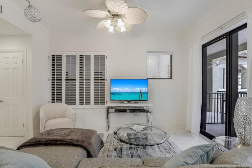 Esplanade condo with courtyard view, gym, pool and spa House in Marco Island
