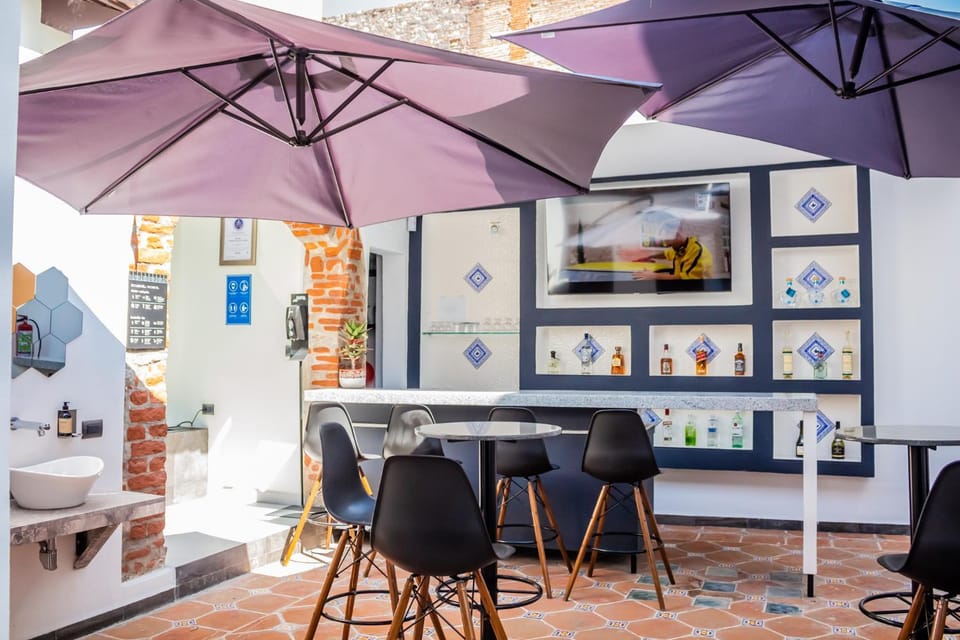 Restaurant/places to eat, Lounge or bar