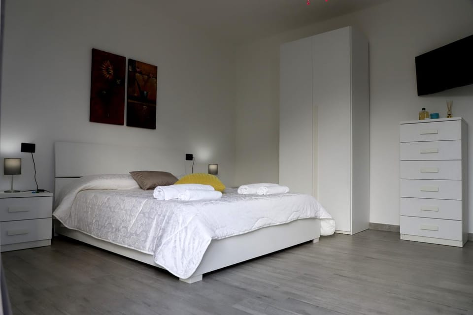 Bed, TV and multimedia, Photo of the whole room, Bedroom, wardrobe