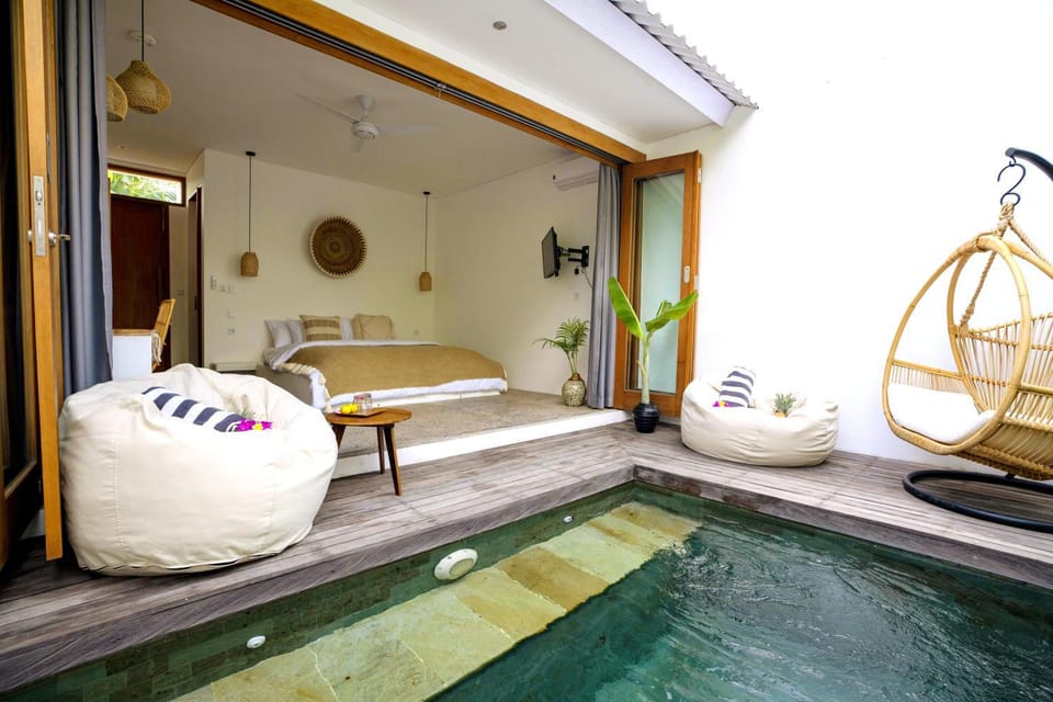 Pool view, Swimming pool, sunbed