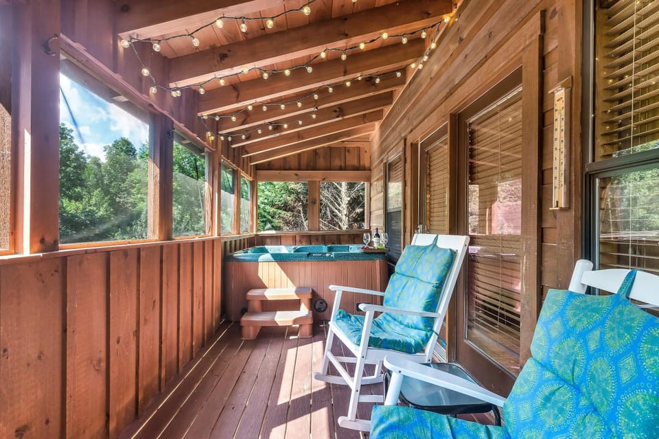 Hot Tub, Seating area