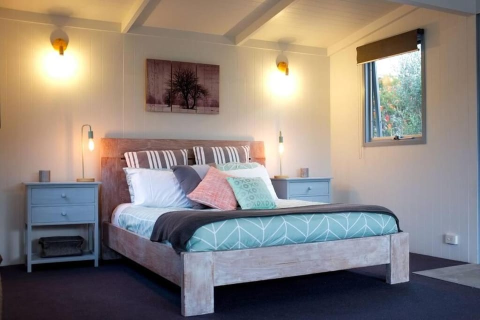 Apollo Bay Beach Hut ~ Wifi ~ Opposite The Ocean House in Apollo Bay