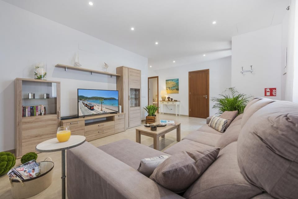 Communal lounge/ TV room, Living room