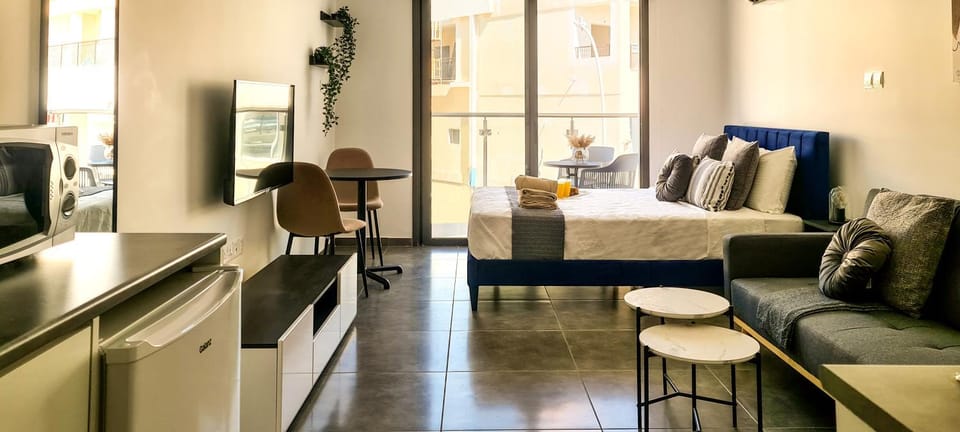 Bed, TV and multimedia, Living room
