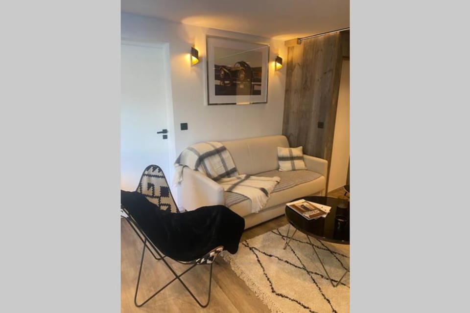 Bed, Living room, Seating area, Dining area